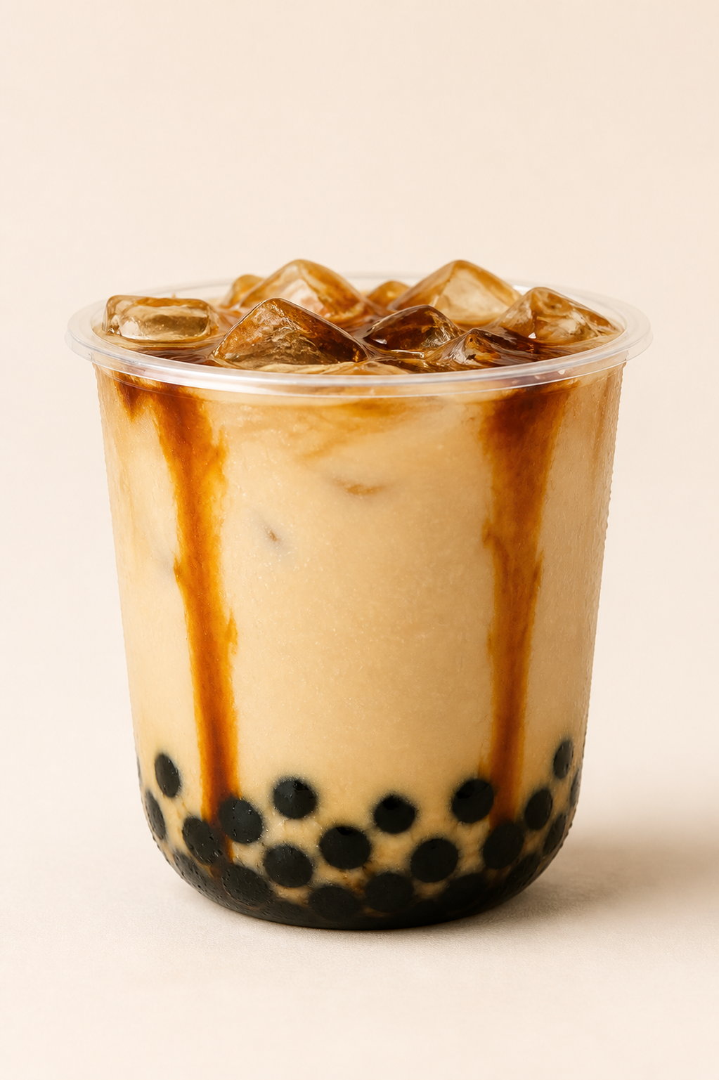 Breiter Becher Brown Sugar Milk Tea mit schwarzen Tapiokaperlen und zwei Sirupstreifen.