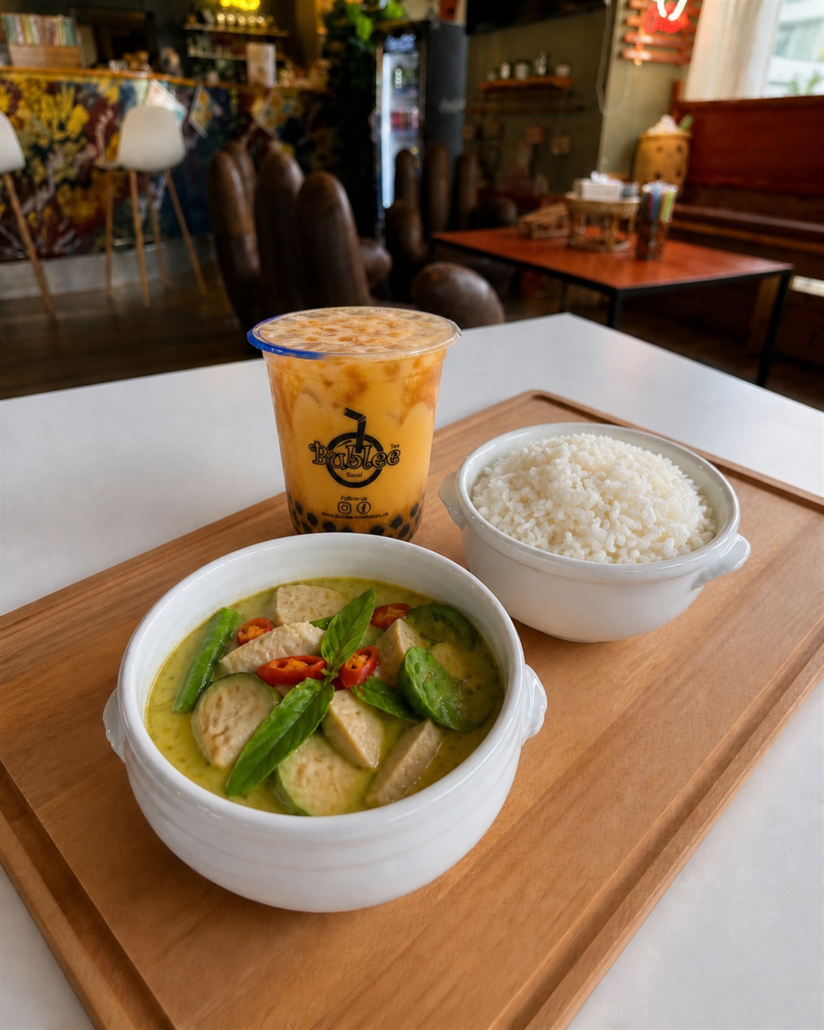 Thai Green Curry Poulet mit Gemüse, Reis und einem Boba-Getränk