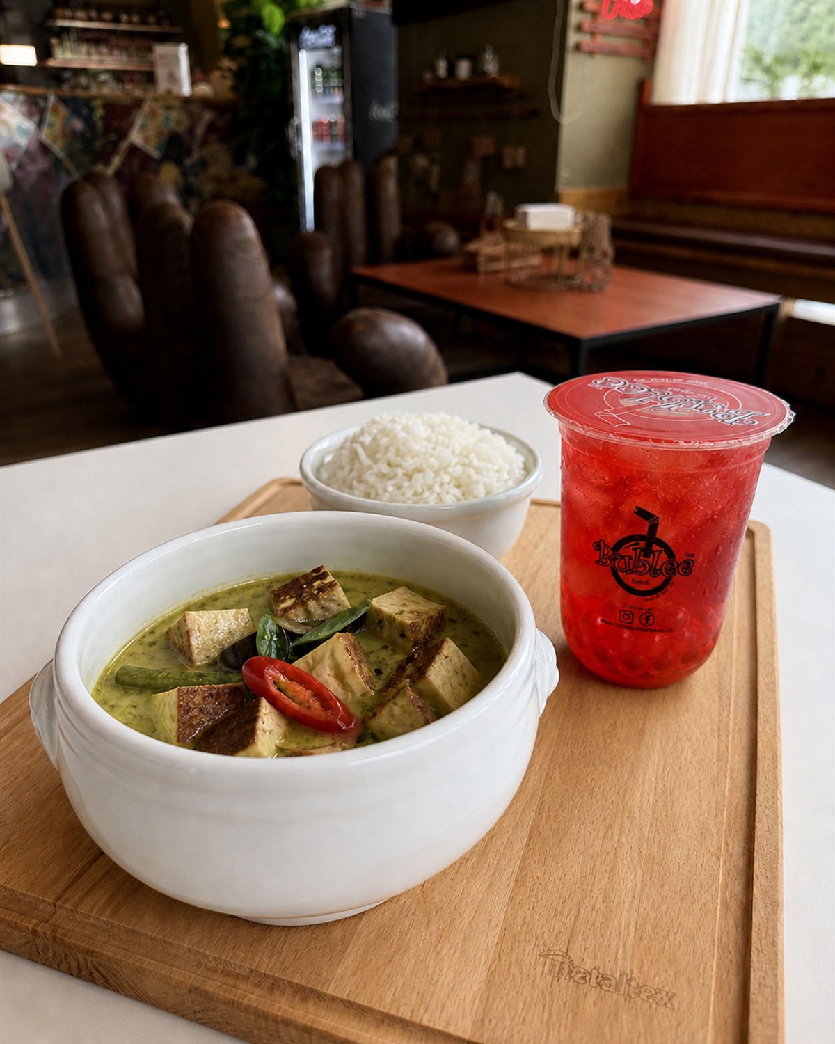 Thai Green Curry Tofu mit Reis und einem Boba-Getränk