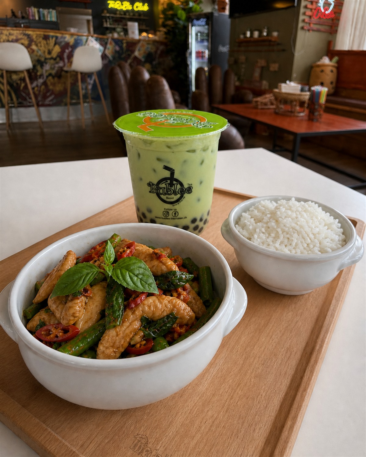 Thai Basil Poulet mit Reis und einem Boba-Getränk
