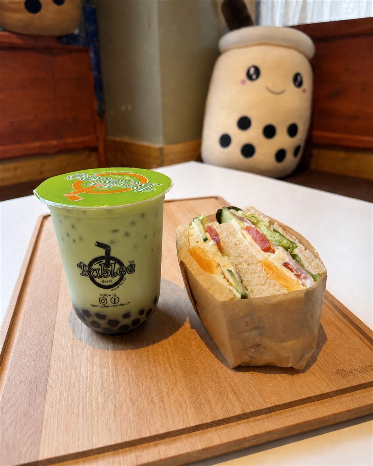 Regular Sandwich-Set mit einem Schinken-Ei-Käse-Sandwich und einem Boba-Getränk