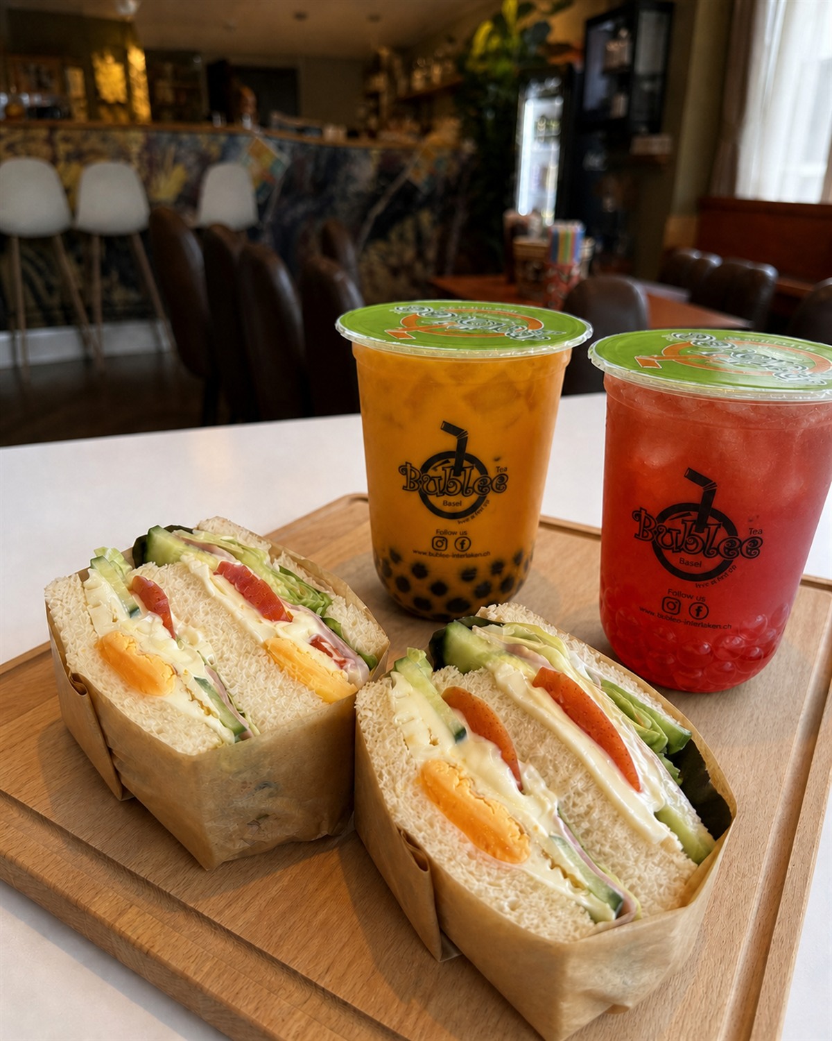Sharing Sandwich-Set mit zwei Schinken-Ei-Käse-Sandwiches und zwei Boba-Getränken