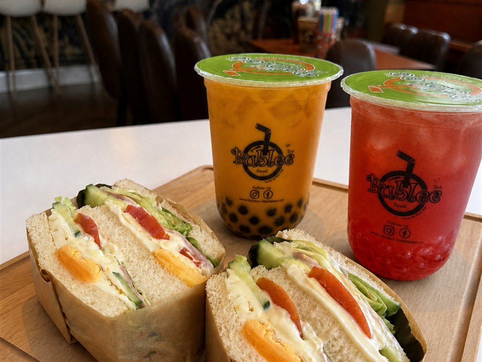 Sharing Sandwich-Set mit zwei Schinken-Ei-Käse-Sandwiches und zwei Boba-Getränken.